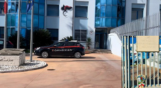 Carabinieri morti nel Veronese, mazzo di fiori davanti la Caserma di San Benedetto